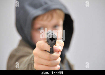 Aggression aggressiv angreifen Bildung Erziehung Bildung Problem macht Gewalt bereit macht gewalttätigen Jugendlichen jungen Menschen Stockfoto