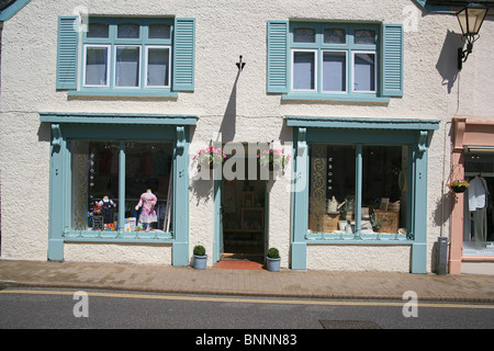 Geschäfte-Front auf Vorderstraße in Bier, Devon, England, UK Stockfoto