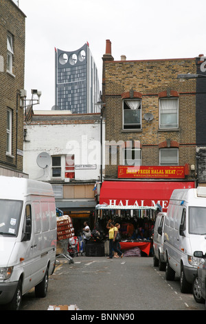 Osten Straßenmarkt, Walworth, London, UK. Schichten im Elephant and Castle Gebäude können im Hintergrund zu sehen. Stockfoto