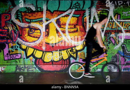 Die Unterkirche auf der Southbank, beliebt für Jugend Kultur, BMX, Graffiti-Künstler etc.. Stockfoto