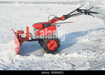 Schneepflug für die Beseitigung von Schnee nach Wintersturm Stockfoto