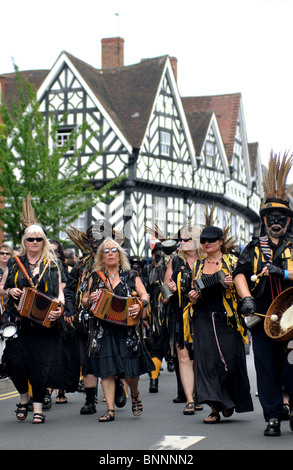 Die Witchmen Moriskentänzer in der Prozession auf Warwick Folk Festival Stockfoto