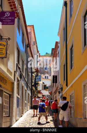 Fußgängerzone mit Souvenirläden in Sintra, Portugal Stockfoto