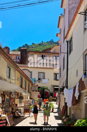 Fußgängerzone mit Souvenirläden in Sintra, Portugal Stockfoto