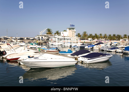 In der Marina in die Stadt Faro in der Algarve in Portugal sind Boote und Yachten vor Anker. Stockfoto