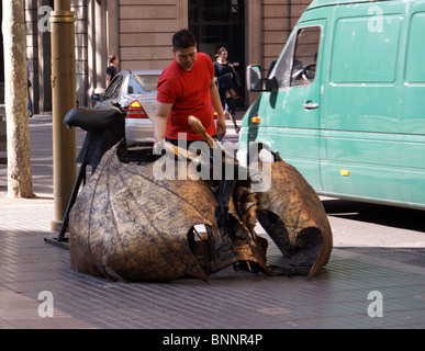 BARCELONA FANCY DRESS MENSCHLICHEN STREET STATUE AUF LAS RAMBLAS BARCELONA SPANIEN VORBEREITEN Stockfoto