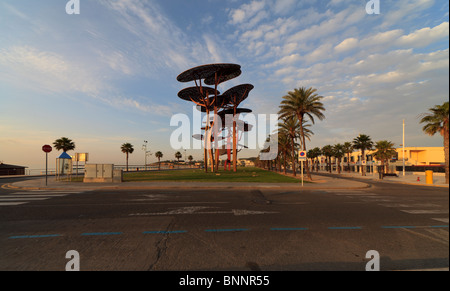 Morgendämmerung auf der Promenade von La Pineda, Skulptur, Palmen, Spanien, Stockfoto
