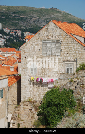 Ein altes Gebäude mit einem roten Terrakottafliesen Dach in der Altstadt von Dubrovnik, Kroatien. Stockfoto