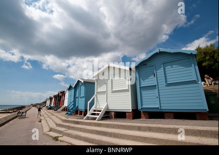 Bunt bemalten Strandhütten an Frinton-on-Sea, Essex Stockfoto