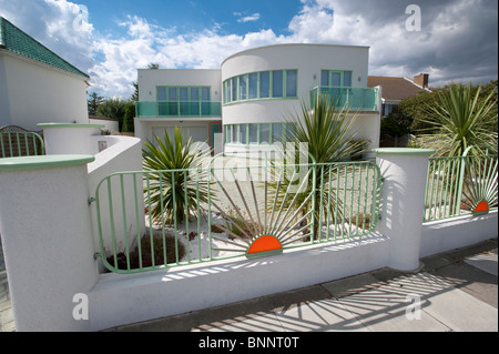 Art-Deco-Haus mit geschwungenen weißen Wänden und unverwechselbaren Sonnenaufgang Geländern an Frinton-on-Sea, Teil des einzigartigen Frinton Parkgrundstück Stockfoto