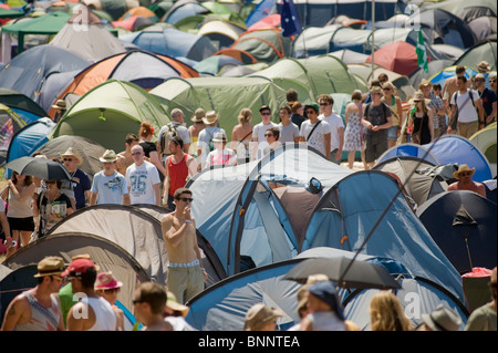 Ein Campingplatz auf dem Glastonbury Festival in England, 2010. Stockfoto