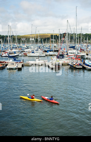 Zwei Jugendliche Kajakfahren in Falmouth Harbour in Cornwall. Stockfoto