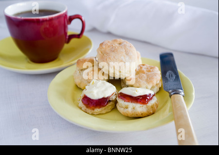 Stillleben mit Scones mit Clotted Cream und Marmelade Stockfoto