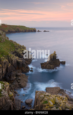 Mit Blick auf die Irish Lady-Stack und Dr Syntax Kopf von den Klippen von Pedn-Männer-du, Lands End, Cornwall, England.