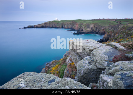 Blick über Housel Bay in der Morgendämmerung auf der Lizard Halbinsel und Leuchtturm, Lizard, Cornwall, England. Frühling (April) 2010 Stockfoto