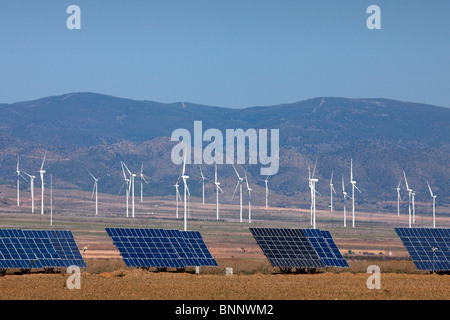 Andalusien Spanien Solarenergie Stream aktuelle Energie-Panels alternative Energie Ökologie Kraftwerk Wind Wind Windenergieanlagen Stockfoto