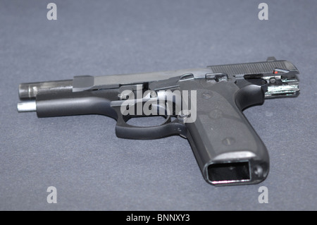 Taurus PT-92 9mm Pistole Detail mit dem Schlitten zurückgezogen und verschlossen auf einem dunklen Hintergrund. Stockfoto