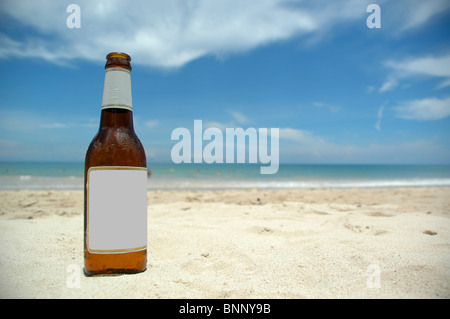 Kaltes Bier und Strand (leer) legen Sie Ihr eigenes Logo oder Texte. Stockfoto