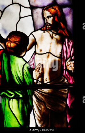 Glasmalerei-Fenster Darstellung Jesus und Thomas (der ungläubige Thomas) des Apostels seine Wunde zu berühren. Stockfoto