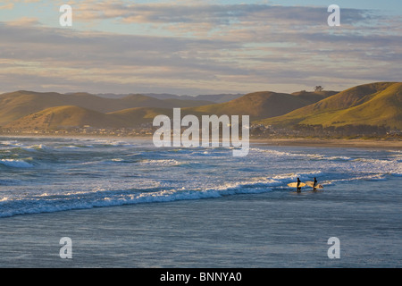 Zwei Surfer in Wasser an der Küste des Pazifischen Ozeans in der Nähe von Morro Bay, Kalifornien Stockfoto