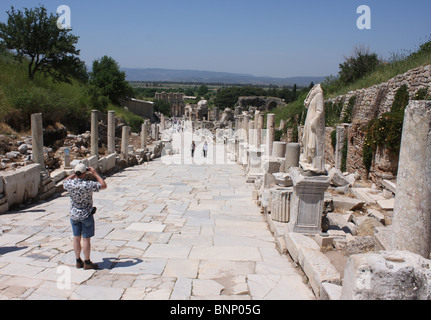 Touristen in der römischen Stadt Ephesus in der Türkei Stockfoto