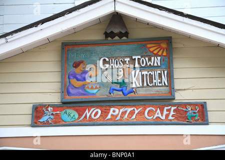 Cafe Madrid, ehemalige Bergbaustadt im Ortiz Gebirge bewohnt von Künstlern und Biker, Türkis Trail, New Mexico, USA Stockfoto