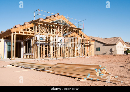 Baustoffe werden auf der Baustelle für ein neues Holz Holzhaus gebaut in Arizona gestapelt. Stockfoto