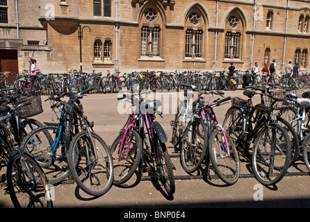 Geparkte Fahrräder der Studenten in Broad Street Oxford UK Stockfoto