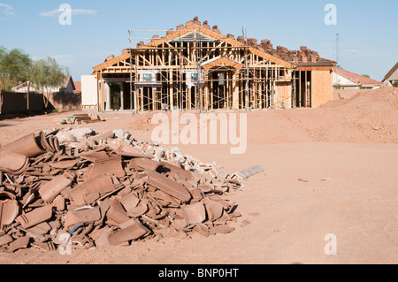 Auf dem Gelände eines neuen Holz Fachwerkhaus in Arizona gebaut wird Bau Müll gesammelt. Stockfoto