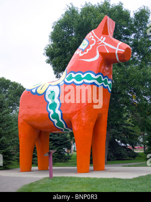 Über Minot, North Dakota, erhebt sich eine riesige Dala-Pferdestatue – eine farbenfrohe Anspielung auf das schwedische Erbe und den Stolz seiner Heimatstadt. Stockfoto