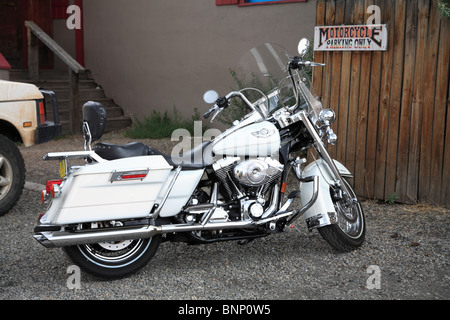 Motorrad Parkplatz, Madrid, ehemalige Bergbaustadt in den Bergen von Ortiz, Türkis-Trail, New Mexico, USA Stockfoto