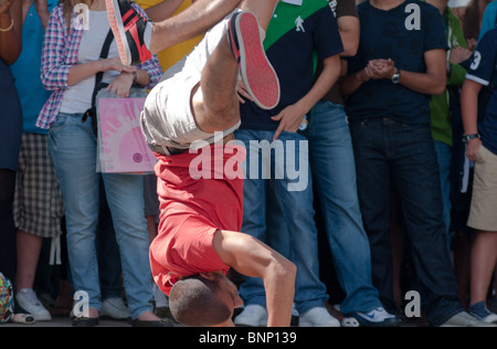 Brechen Sie Tänzerin an der Southbank, London, England. Stockfoto