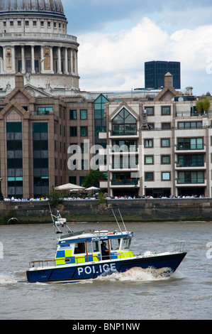 Polizeiboot auf Themse, London, England Stockfoto