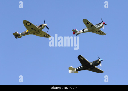 Supermarine Spitfire Vb, Messerschmitt BF 109G (Hispano HA-1112 MIL Buchon), Curtiss P-40N Warhawk Kämpfer in Bildung. Stockfoto