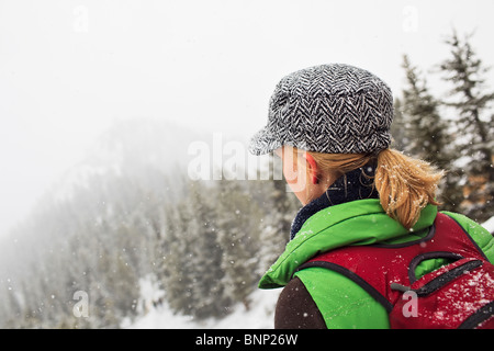 Frau Wanderer auf der Suche ab in Ferne, Banff Nationalpark, Alberta, Kanada. Stockfoto