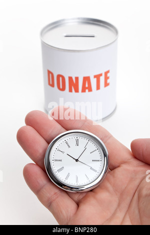 Spendenbox und Uhr, Konzept von "Zeit zu spenden" oder "Spenden Ihre Zeit". Stockfoto