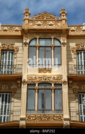 Fassade & Windows des Art Déco oder der Modernista La Reconquista Abteilung speichern oder Einkaufen (1915) von Enrique Nieto, Melilla Spanien Stockfoto