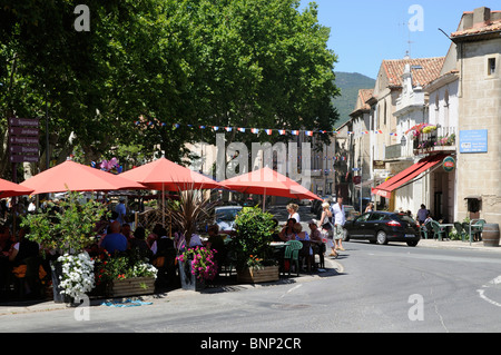 Saint-Chinian eine geschäftige kleine Stadt in der Region Languedoc Wein im Süden Frankreichs Stockfoto