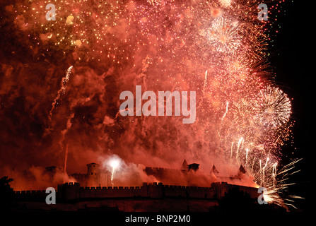 Feuerwerk am Nationalfeiertag in der ummauerten Altstadt in Carcassonne, Languedoc-Roussillon, Frankreich. Stockfoto