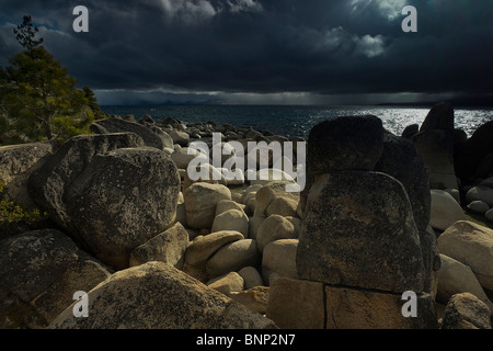 Gewitterwolken und am späten Nachmittag Licht im Sand Harbor State Park, Lake Tahoe, Nevada, USA. Stockfoto