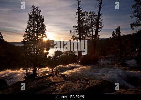 Die Morgensonne erhebt sich über Lake Tahoe Emerald Bay und Eagle Falls, Kalifornien, USA. Stockfoto