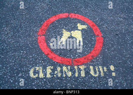 Detail ein "Aufräumen" Plasterung Zeichen angibt, die keine Verschmutzung des Straßenbelags von Hunden ist erlaubt Stockfoto