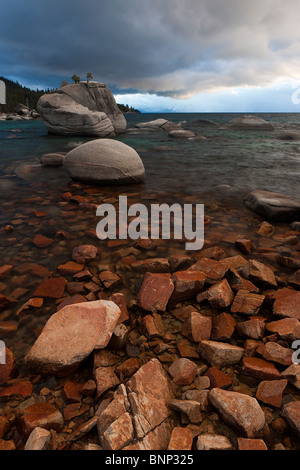 Gewitterwolken über Bonsai Rock, Lake Tahoe, Nevada, USA. Stockfoto