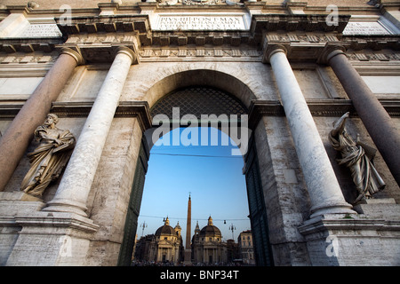 Blick auf die Piazza del Popolo durch Porta del Popolo in Rom, Italien Stockfoto