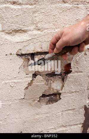 Hauswartungen, Schaben Lack abblättert schlecht gepflegt Mauerwerk benötigen zeigen Stockfoto