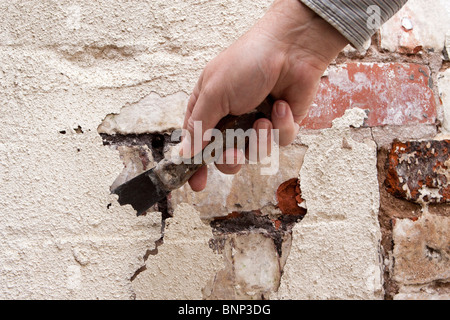 Hauswartungen, Schaben Lack abblättert schlecht gepflegt Mauerwerk benötigen zeigen Stockfoto