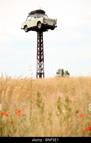Ein Trabbi mit einem leeren Storchennest steht auf einem Gerüst, Bechlin, Deutschland Stockfoto