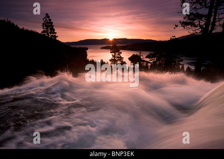 Sonnenaufgang am Adler fällt über Emerald Bay, Lake Tahoe, Kalifornien, USA. Stockfoto