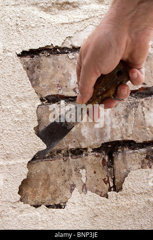 Hauswartungen, Schaben Lack abblättert schlecht gepflegt Mauerwerk benötigen zeigen Stockfoto