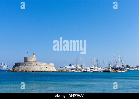 Die alte Festung Agios Nikolaos und den Leuchtturm in Mandraki Hafen, Rhodes Town, Rhodos, Griechenland Stockfoto